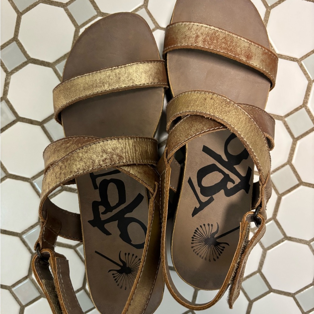 OTBT Gold Women’s Strappy Comfort Sandals size 7.5